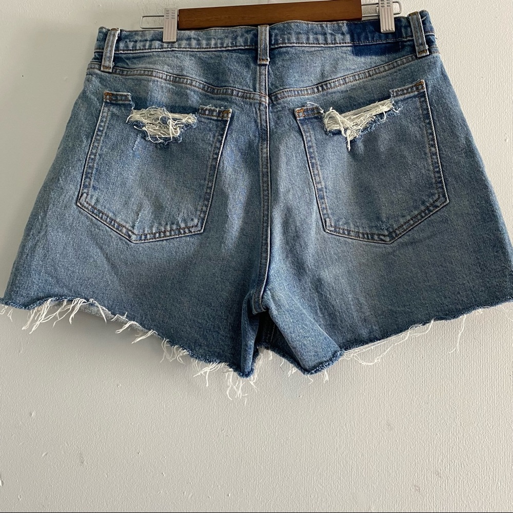 Abercrombie and Fitch High Rise 4 Inch Shorts Medium Ripped Wash Size 32/14 - Picture 5 of 7